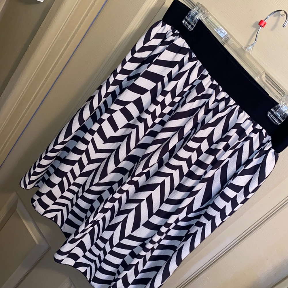Nude & black patterned skirt